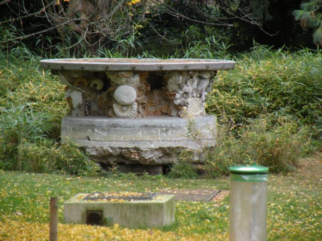  grande vasque en pierres, jardin des Plantes